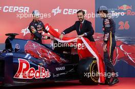 Daniil Kvyat (RUS) Scuderia Toro Rosso (Left) and team mate Daniel Ricciardo (AUS) Red Bull Racing (Right) unveil the new Scuderia Toro Rosso STR9. 27.01.2014. Formula One Testing, Preparations, Jerez, Spain.