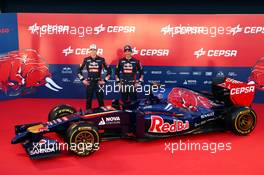 (L to R): Daniil Kvyat (RUS) Scuderia Toro Rosso and team mate Jean-Eric Vergne (FRA) Scuderia Toro Rosso unveil the new Scuderia Toro Rosso STR9. 27.01.2014. Formula One Testing, Preparations, Jerez, Spain.