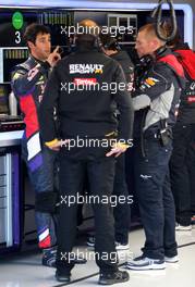 Daniel Ricciardo (AUS), Red Bull Racing talking with Renault Sport engineer. 30.01.2014. Formula One Testing, Day Three, Jerez, Spain.