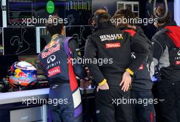 Daniel Ricciardo (AUS), Red Bull Racing talking with Renault Sport engineer. 30.01.2014. Formula One Testing, Day Three, Jerez, Spain.