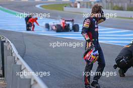 Jean-Eric Vergne (FRA) walks from his Scuderia Toro Rosso STR9 after stopping on the start/finish straight. 30.01.2014. Formula One Testing, Day Three, Jerez, Spain.
