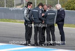 Mercedes AMG F1 Team engineers and Charlie Whiting (GBR) FIA Delegate on track after the accident of Lewis Hamilton (GBR), Mercedes AMG F1 Team  28.01.2014. Formula One Testing, Day One, Jerez, Spain.