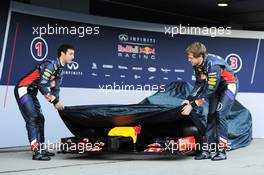 (L to R): Daniel Ricciardo (AUS) Red Bull Racing and team mate Sebastian Vettel (GER) Red Bull Racing unveil the new Red Bull Racing RB10. 28.01.2014. Formula One Testing, Day One, Jerez, Spain.
