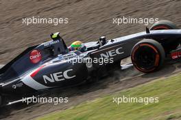 Esteban Gutierrez (MEX) Sauber C33 runs wide. 03.10.2014. Formula 1 World Championship, Rd 15, Japanese Grand Prix, Suzuka, Japan, Practice Day.