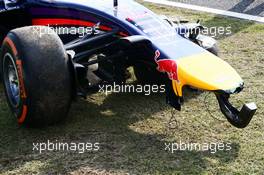 The damaged Red Bull Racing RB10 of Daniel Ricciardo (AUS) after he crashed during FP2. 03.10.2014. Formula 1 World Championship, Rd 15, Japanese Grand Prix, Suzuka, Japan, Practice Day.