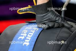 Red Bull Racing mechanic 03.10.2014. Formula 1 World Championship, Rd 15, Japanese Grand Prix, Suzuka, Japan, Practice Day.