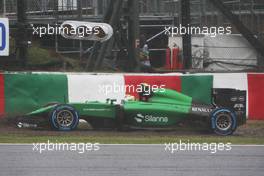 Marcus Ericsson (SWE) Caterham CT05 spins off. 05.10.2014. Formula 1 World Championship, Rd 15, Japanese Grand Prix, Suzuka, Japan, Race Day.