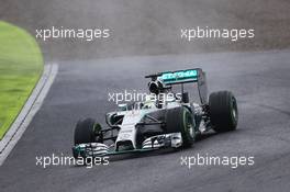 Lewis Hamilton (GBR) Mercedes AMG F1 W05 runs wide. 05.10.2014. Formula 1 World Championship, Rd 15, Japanese Grand Prix, Suzuka, Japan, Race Day.
