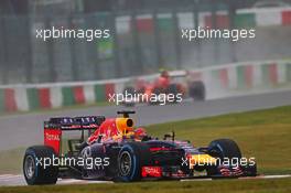 Sebastian Vettel (GER) Red Bull Racing RB10 leads Kimi Raikkonen (FIN) Ferrari F14-T. 05.10.2014. Formula 1 World Championship, Rd 15, Japanese Grand Prix, Suzuka, Japan, Race Day.