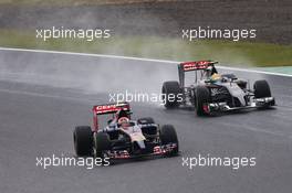 Daniil Kvyat (RUS) Scuderia Toro Rosso STR9 leads Esteban Gutierrez (MEX) Sauber C33. 05.10.2014. Formula 1 World Championship, Rd 15, Japanese Grand Prix, Suzuka, Japan, Race Day.