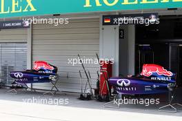The garage door is down as Christian Horner (GBR) Red Bull Racing Team Principal informs personnel that Sebastian Vettel (GER) is leaving the team. 04.10.2014. Formula 1 World Championship, Rd 15, Japanese Grand Prix, Suzuka, Japan, Qualifying Day.