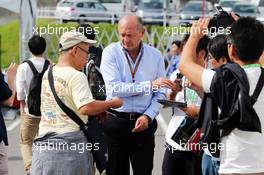 Ron Dennis (GBR) McLaren Executive Chairman signs autographs for the fans. 04.10.2014. Formula 1 World Championship, Rd 15, Japanese Grand Prix, Suzuka, Japan, Qualifying Day.