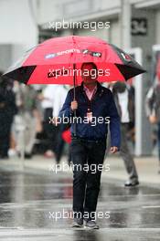 Martin Brundle (GBR) Sky Sports Commentator in a wet and rainy paddock. 05.10.2014. Formula 1 World Championship, Rd 15, Japanese Grand Prix, Suzuka, Japan, Race Day.
