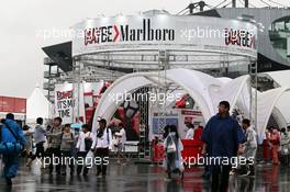 Fans and atmosphere - Marlboro merchandise stand. 05.10.2014. Formula 1 World Championship, Rd 15, Japanese Grand Prix, Suzuka, Japan, Race Day.