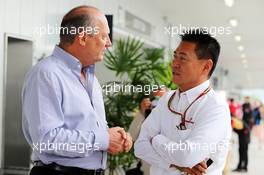(L to R): Ron Dennis (GBR) McLaren Executive Chairman with Yasuhisa Arai (JPN) Honda Motorsport Chief Officer. 05.10.2014. Formula 1 World Championship, Rd 15, Japanese Grand Prix, Suzuka, Japan, Race Day.