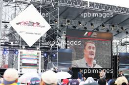 Nigel Mansell (GBR) entertains the fans. 05.10.2014. Formula 1 World Championship, Rd 15, Japanese Grand Prix, Suzuka, Japan, Race Day.