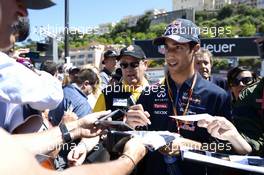 Daniel Ricciardo (AUS) Red Bull Racing signs autographs for the fans. 23.05.2014. Formula 1 World Championship, Rd 6, Monaco Grand Prix, Monte Carlo, Monaco, Friday.