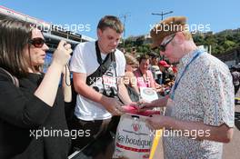 Chris Evans (GBR) Broadcaster signs autographs for the fans. 23.05.2014. Formula 1 World Championship, Rd 6, Monaco Grand Prix, Monte Carlo, Monaco, Friday.