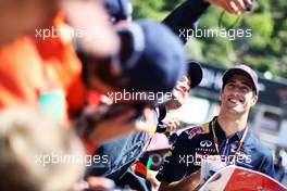 Daniel Ricciardo (AUS) Red Bull Racing with fans. 23.05.2014. Formula 1 World Championship, Rd 6, Monaco Grand Prix, Monte Carlo, Monaco, Friday.