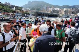 Bernie Ecclestone (GBR) signs autographs for the fans. 23.05.2014. Formula 1 World Championship, Rd 6, Monaco Grand Prix, Monte Carlo, Monaco, Friday.