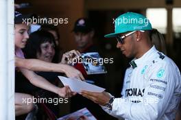 Lewis Hamilton (GBR) Mercedes AMG F1 signs autographs for the fans. 23.05.2014. Formula 1 World Championship, Rd 6, Monaco Grand Prix, Monte Carlo, Monaco, Friday.