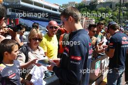 Daniil Kvyat (RUS) Scuderia Toro Rosso signs autographs for the fans. 23.05.2014. Formula 1 World Championship, Rd 6, Monaco Grand Prix, Monte Carlo, Monaco, Friday.