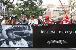 (L to R): Sebastian Vettel (GER) Red Bull Racing, Jenson Button (GBR) McLaren, Kimi Raikkonen (FIN) Ferrari and Fernando Alonso (ESP) Ferrari, pay their respects to Sir Jack Brabham (AUS), on the grid. 25.05.2014. Formula 1 World Championship, Rd 6, Monaco Grand Prix, Monte Carlo, Monaco, Race Day.