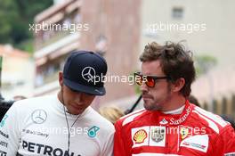 (L to R): Lewis Hamilton (GBR) Mercedes AMG F1 and Fernando Alonso (ESP) Ferrari pay their respects to Sir Jack Brabham (AUS) on the grid. 25.05.2014. Formula 1 World Championship, Rd 6, Monaco Grand Prix, Monte Carlo, Monaco, Race Day.