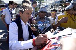 Alain Prost (FRA) signs autographs for the fans. 24.05.2014. Formula 1 World Championship, Rd 6, Monaco Grand Prix, Monte Carlo, Monaco, Qualifying Day
