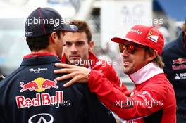 (L to R): Daniel Ricciardo (AUS) Red Bull Racing and Fernando Alonso (ESP) Ferrari on the drivers parade. 25.05.2014. Formula 1 World Championship, Rd 6, Monaco Grand Prix, Monte Carlo, Monaco, Race Day.