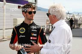 (L to R): Romain Grosjean (FRA) Lotus F1 Team with Charlie Whiting (GBR) FIA Delegate. 25.05.2014. Formula 1 World Championship, Rd 6, Monaco Grand Prix, Monte Carlo, Monaco, Race Day.