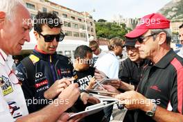 Daniel Ricciardo (AUS) Red Bull Racing signs autographs for the fans. 25.05.2014. Formula 1 World Championship, Rd 6, Monaco Grand Prix, Monte Carlo, Monaco, Race Day.