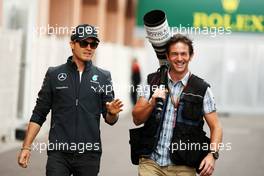 (L to R): Nico Rosberg (GER) Mercedes AMG F1 with Russell Batchelor (GBR) XPB Images Photographer. 25.05.2014. Formula 1 World Championship, Rd 6, Monaco Grand Prix, Monte Carlo, Monaco, Race Day.