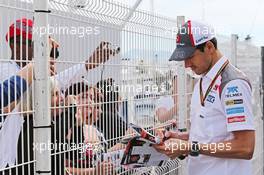 Adrian Sutil (GER) Sauber signs autographs for the fans. 25.05.2014. Formula 1 World Championship, Rd 6, Monaco Grand Prix, Monte Carlo, Monaco, Race Day.