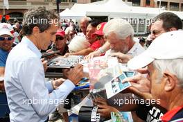 Alain Prost (FRA) signs autographs for the fans. 25.05.2014. Formula 1 World Championship, Rd 6, Monaco Grand Prix, Monte Carlo, Monaco, Race Day.