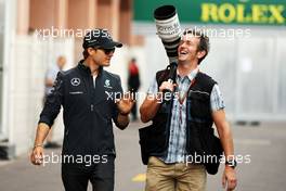 (L to R): Nico Rosberg (GER) Mercedes AMG F1 with Russell Batchelor (GBR) XPB Images Photographer. 25.05.2014. Formula 1 World Championship, Rd 6, Monaco Grand Prix, Monte Carlo, Monaco, Race Day.