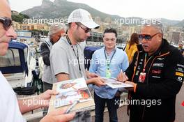 Dr. Vijay Mallya (IND) Sahara Force India F1 Team Owner signs autographs for the fans. 22.05.2014. Formula 1 World Championship, Rd 6, Monaco Grand Prix, Monte Carlo, Monaco, Practice Day.