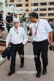 (L to R): Bernie Ecclestone (GBR) with Pasquale Lattuneddu (ITA) of the FOM. 22.05.2014. Formula 1 World Championship, Rd 6, Monaco Grand Prix, Monte Carlo, Monaco, Practice Day.