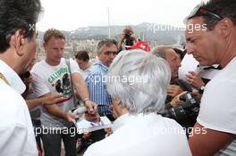Bernie Ecclestone (GBR) signs autographs for the fans. 22.05.2014. Formula 1 World Championship, Rd 6, Monaco Grand Prix, Monte Carlo, Monaco, Practice Day.