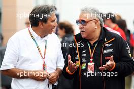 (L to R): Pasquale Lattuneddu (ITA) of the FOM with Dr. Vijay Mallya (IND) Sahara Force India F1 Team Owner. 22.05.2014. Formula 1 World Championship, Rd 6, Monaco Grand Prix, Monte Carlo, Monaco, Practice Day.