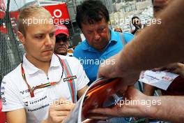 Valtteri Bottas (FIN) Williams signs autographs for the fans. 21.05.2014. Formula 1 World Championship, Rd 6, Monaco Grand Prix, Monte Carlo, Monaco, Preparation Day.
