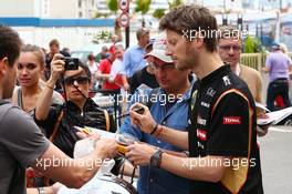Romain Grosjean (FRA) Lotus F1 Team signs autographs for the fans. 21.05.2014. Formula 1 World Championship, Rd 6, Monaco Grand Prix, Monte Carlo, Monaco, Preparation Day.