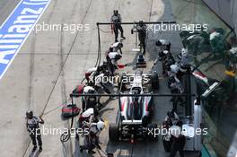 Adrian Sutil (GER) Sauber C33 pit stop. 30.03.2014. Formula 1 World Championship, Rd 2, Malaysian Grand Prix, Sepang, Malaysia, Sunday.