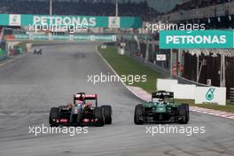 Romain Grosjean (FRA), Lotus F1 Team and Kamui Kobayashi (JPN), Caterham F1 Team  30.03.2014. Formula 1 World Championship, Rd 2, Malaysian Grand Prix, Sepang, Malaysia, Sunday.