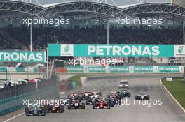 Lewis Hamilton (GBR) Mercedes AMG F1 W05 leads at the start of the race. 30.03.2014. Formula 1 World Championship, Rd 2, Malaysian Grand Prix, Sepang, Malaysia, Sunday.