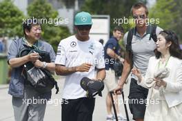 Lewis Hamilton (GBR) Mercedes AMG F1 signs autographs for the fans. 29.03.2014. Formula 1 World Championship, Rd 2, Malaysian Grand Prix, Sepang, Malaysia, Saturday.