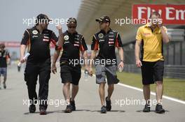 Pastor Maldonado (VEN) Lotus F1 Team walks the circuit. 27.03.2014. Formula 1 World Championship, Rd 2, Malaysian Grand Prix, Sepang, Malaysia, Thursday.
