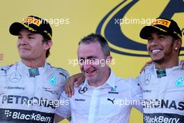 Nico Rosberg (GER), Mercedes AMG F1 Team, Paddy Lowe (GBR) Mercedes AMG F1 Executive Director (Technical) and Lewis Hamilton (GBR), Mercedes AMG F1 Team  12.10.2014. Formula 1 World Championship, Rd 16, Russian Grand Prix, Sochi Autodrom, Sochi, Russia, Race Day.