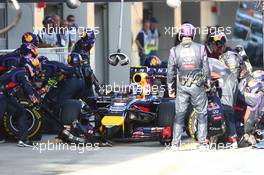 Daniil Kvyat (RUS) Scuderia Toro Rosso STR9 pit stop. 12.10.2014. Formula 1 World Championship, Rd 16, Russian Grand Prix, Sochi Autodrom, Sochi, Russia, Race Day.