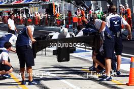 Felipe Massa (BRA) Williams FW36 changes his front wing. 11.10.2014. Formula 1 World Championship, Rd 16, Russian Grand Prix, Sochi Autodrom, Sochi, Russia, Qualifying Day.